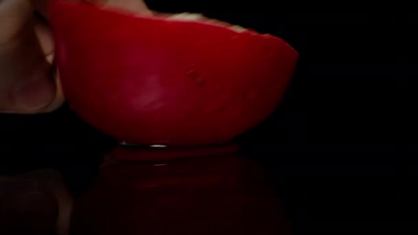 一只雄性手沿着桌子向前移动 捡起半个红色的苹果 宏观滑块 — 图库视频影像