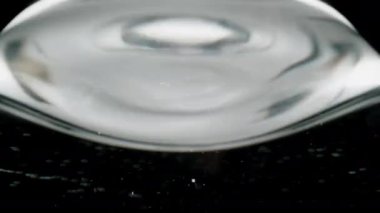 Su altından gümüşi yüzeye bakın. Damlacıklar suya düşerken yüzeyinin altında kabarcıklar oluşturur..