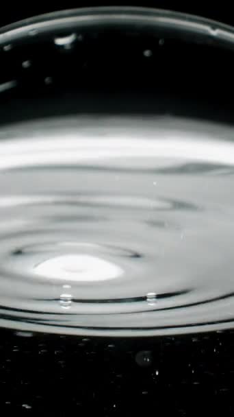 Vídeo Vertical Gotas Agua Goteando Vidrio Vista Macro Desde Ángulo — Vídeo de stock