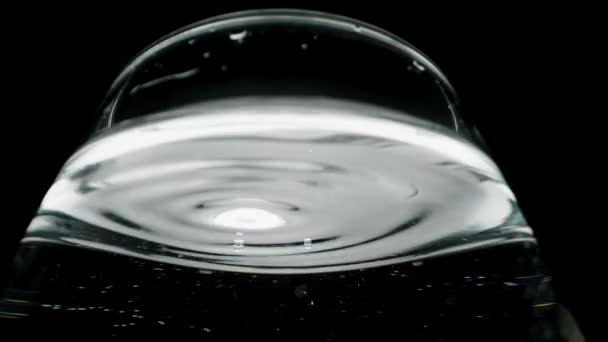 Cama Damlayan Damlacıkları Cıvayı Andıran Suyun Gümüşi Yüzeyinin Düşük Açılı — Stok video