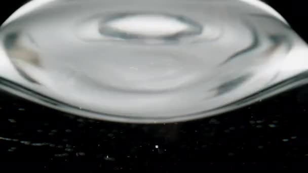 Вид Подводной Поверхности Серебристую Капли Падают Воду Образуя Пузыри Поверхностью — стоковое видео