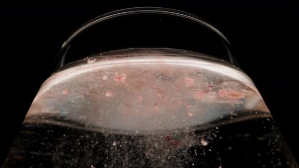 Maddenin Parçacıkları Suda Çözünerek Kırmızıya Boyanır Aşağıdan Macro Görünümü Tıbbi — Stok video