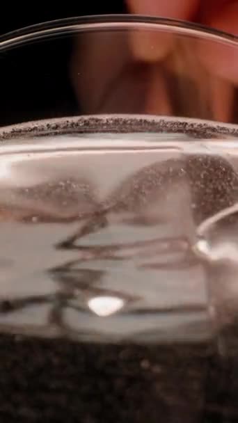 Vertikales Video Das Wasser Glas Wird Rot Wenn Mit Einem — Stockvideo
