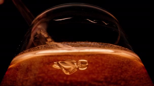 Una Paja Vidrio Transparente Sumerge Vaso Bebida Roja Sorbe Cámara — Vídeo de stock
