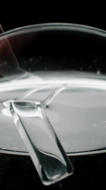 Κάθετο Βίντεο Πόσιμο Νερό Από Ποτήρι Γυάλινο Καλαμάκι Κάτω Όψη — Αρχείο Βίντεο