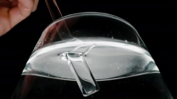 Drinkwater Uit Een Glas Met Een Glazen Rietje Onderaanzicht Van — Stockvideo