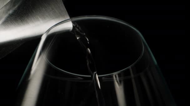 Наливаємо Кип Ячену Гарячу Воду Металевого Чайника Чашку Макрос Повільного — стокове відео
