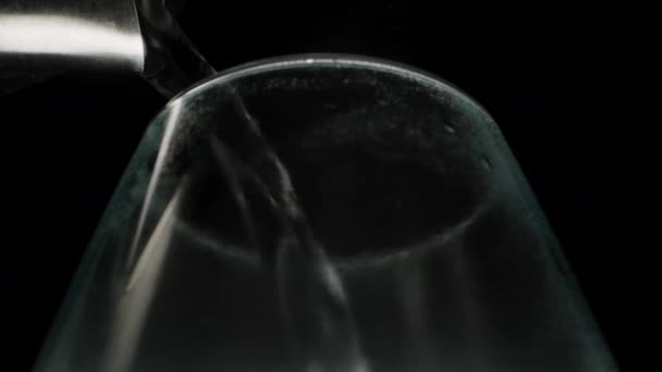 Acqua Calda Versata Bicchiere Bollitore Con Vapore Bolle Nell Acqua — Video Stock