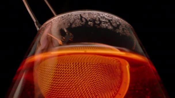 Metal Elek Kullanarak Bardakta Çay Demlemek Aşağıdan Makro Görüş — Stok video