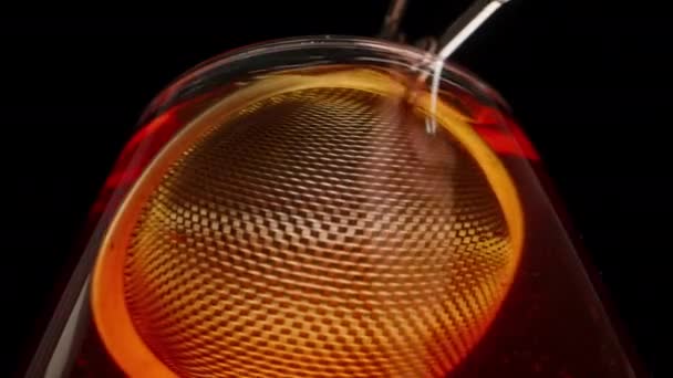 Mieszając Metalowe Okrągłe Sito Gotowania Suchych Liści Herbaty Szklance Herbaty — Wideo stockowe