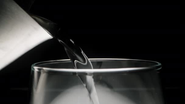Metal Bir Çaydanlıktan Bardağa Kaynar Dökülüyor Siyah Bir Arkaplanda Yakın — Stok video
