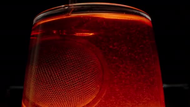 Çay Demleyen Elek Bardakta Karıştırılır Parçacıklar Her Yere Dağılır Yavaş — Stok video