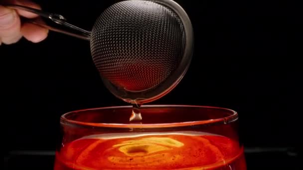 Çay Demliği Içine Kuru Çay Yapraklarının Konduğu Metal Bir Küre — Stok video