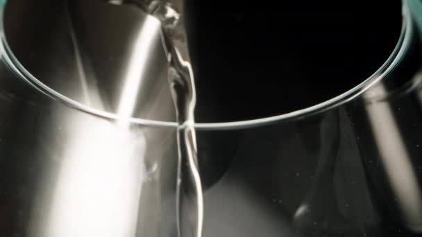 Кипящая Вода Наливается Стакан Металлического Чайника Супер Макро Вид Внутри — стоковое видео