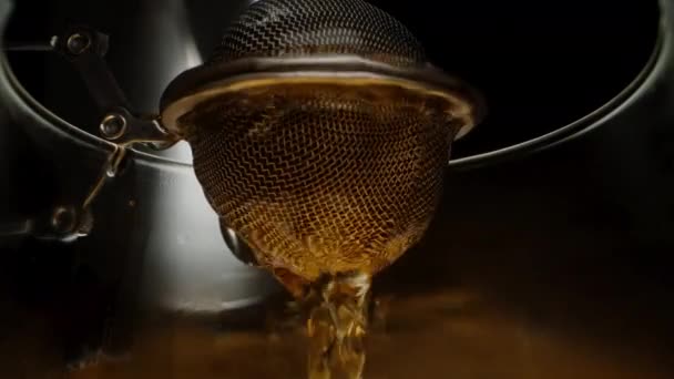 Herbata Parzona Jest Przez Metalowy Sito Wrząca Woda Wlewa Się — Wideo stockowe