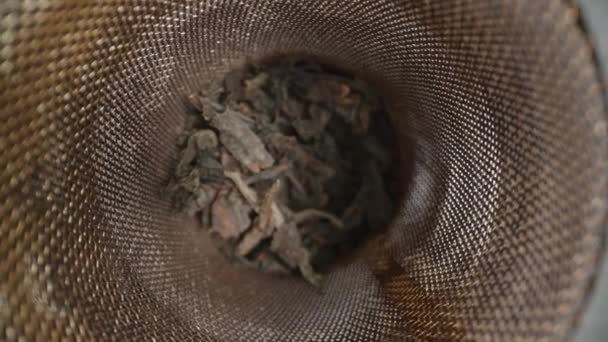 Чайник Наливают Кипящую Воду Сухими Чайными Листьями Покрывается Паром Линзами — стоковое видео