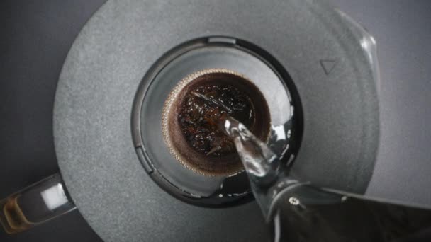 カメラは下下に降下し 沸騰した水はシーブの内部で茶を醸造するために袋に入れます マクロスライダー — ストック動画