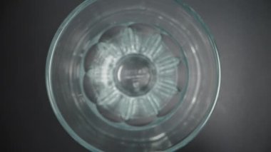 Üst Görünüm Tozu, Ölçme Kaşığı, Tıp Konsepti veya İlave Porsiyonlardan Bir Bardağa Dökülür.