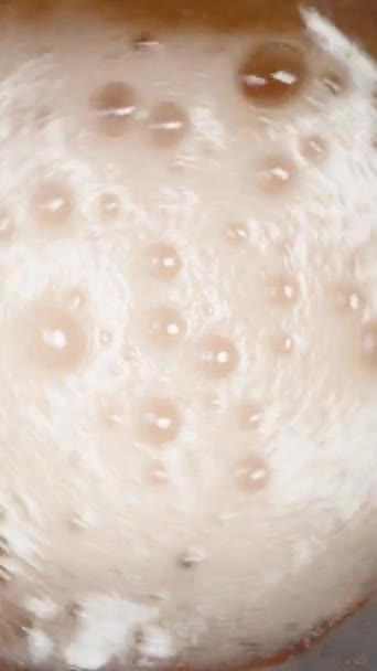 Вертикальное Видео Пузыри Апельсиновой Соды Вращаются Вокруг Стекла Вид Сверху — стоковое видео