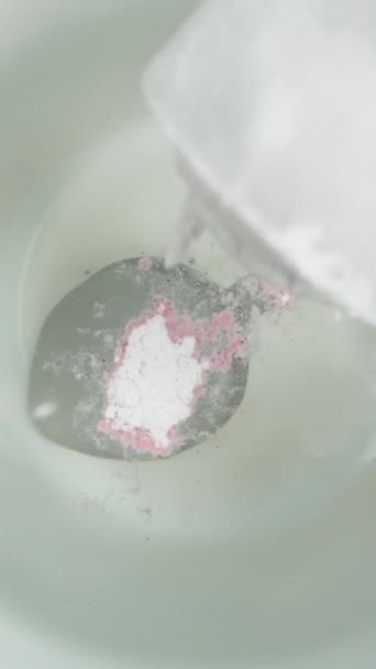 Video Verticale Una Tazza Polvere Bianca Viene Versata Cucchiaio Dosatore — Video Stock