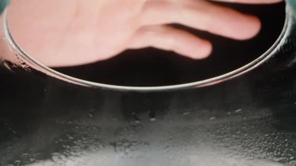 Вид Дна Стекла Камера Смотрит Вверх Мужская Рука Проверяет Температуру — стоковое видео