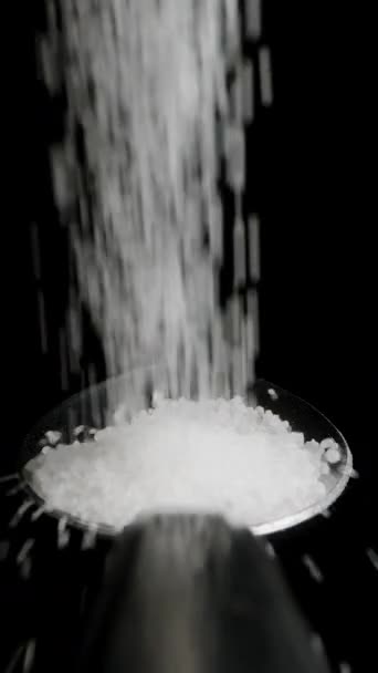 Vídeo Vertical Azúcar Blanco Vierte Una Cuchara Una Pila Rueda — Vídeos de Stock
