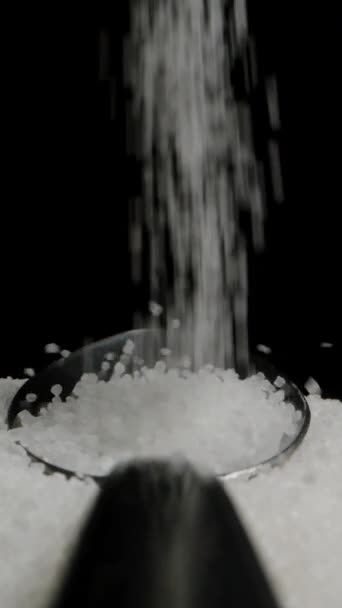 Pionowe Wideo Uzależnienie Cukru Kryształy Cukru Wlewane Łyżkę Znikają Pod — Wideo stockowe