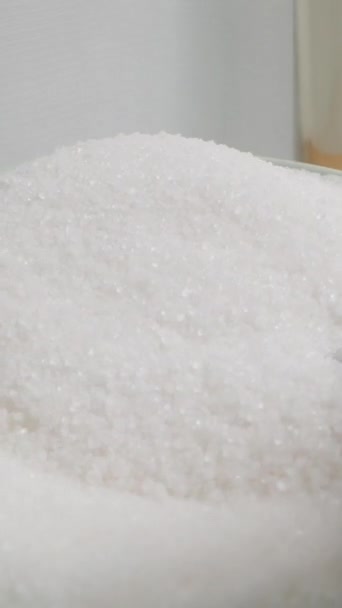 Vídeo Vertical Tomo Azúcar Con Una Cuchara Vierto Vaso Pov — Vídeos de Stock