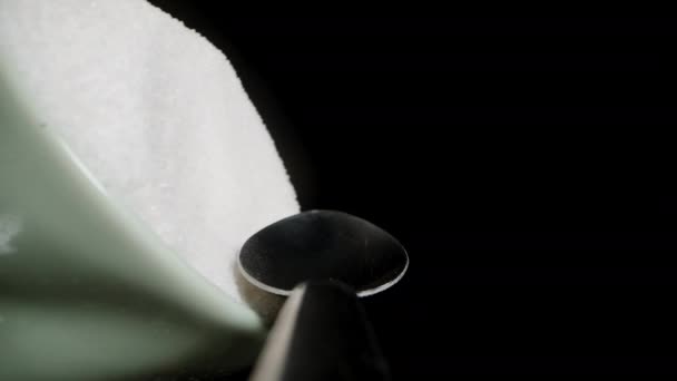 Cukorral Locsolok Egy Pohárba Egy Kanállal Első Személyű Makró Kilátással — Stock videók
