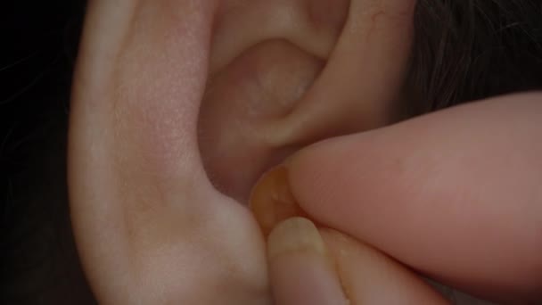女性はシリコーン耳栓を挿入する 騒音に対する保護 静かな睡眠のコンセプト — ストック動画