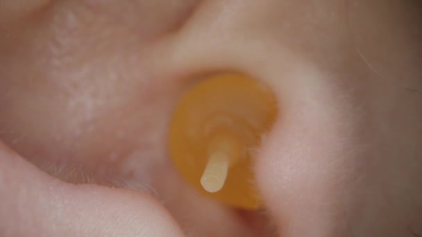 Kobieta Zdejmuje Silikonowe Zatyczki Uszu Ucha Makro Zwolnione Tempo Koncepcja — Wideo stockowe