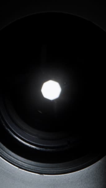 垂直录像 Lens膜片在工作 它扩大和允许更多的光在里面 — 图库视频影像