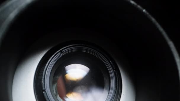 Досліджую Старий Єктив Камери Руках Перевіряю Роботу Діафрагми — стокове відео