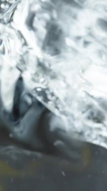 Dikey video. Sualtından Görüntü, Yukarıdan Yağlar, Her Yerde Baloncuklar. Makro Soyutlama.