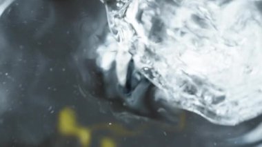 Sualtından Görüntü, Yukarıdan Yağlar, Her Yerde Baloncuklar. Makro Soyutlama.