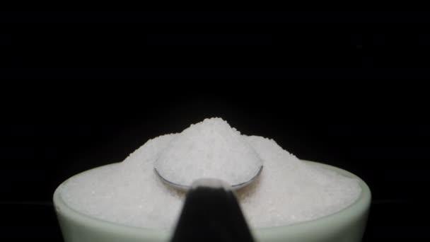 Bir Kaşık Dolusu Şeker Şeker Kasesinden Uzaklaşarak Geriye Doğru Hareket — Stok video