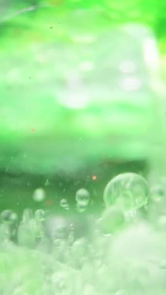 Вертикальное Видео Зеленые Пузыри Водой Макроабстракция Концепция Добавления Воду — стоковое видео