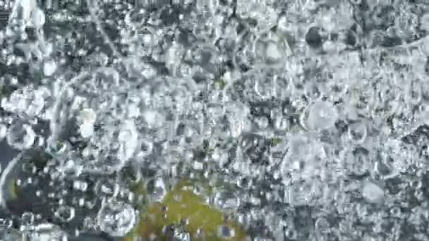 水で油泡 水と接触するときドロップレットを形作るオイル 異なる液体密度 — ストック動画