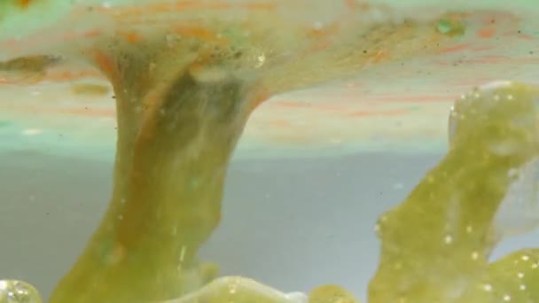 采购产品熔岩灯 液体内部像油 宏观的抽象 东西注入水与油 不同密度的液体 — 图库视频影像