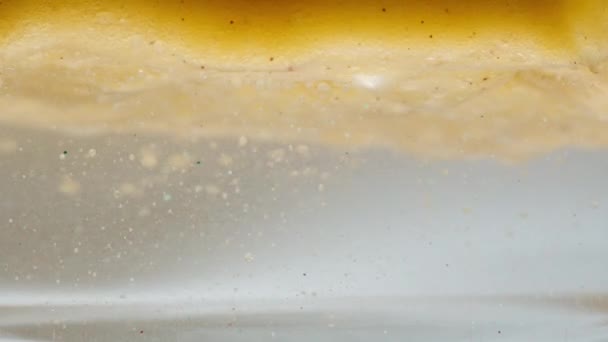 Dos Líquidos Diferentes Densidades Mezclan Entre Aceite Agua Partículas Oro — Vídeos de Stock