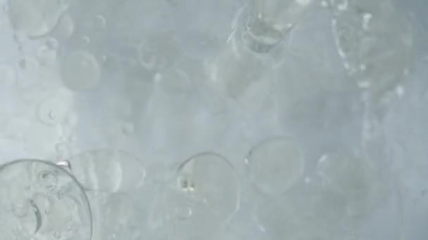 Draufsicht Wasser Gegossen Und Mehrere Sphären Und Blasen Wasser Gespalten — Stockvideo
