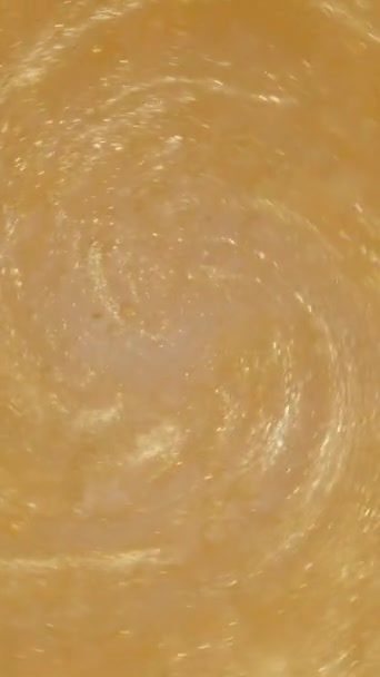 Vídeo Vertical Hidromasaje Partículas Doradas Abstracción Macro Líquido Con Purpurina — Vídeos de Stock