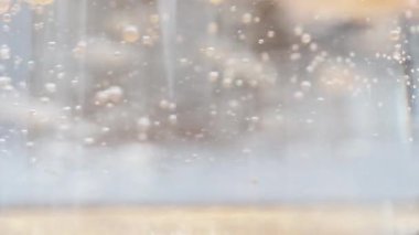 Altın Baloncuklar Şeffaf Suda Döner ve Dibe Yerleşir, Makro.