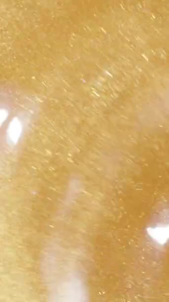 Vídeo Vertical Espalhamento Partículas Douradas Borda Tela Ondas Macro Abstração — Vídeo de Stock