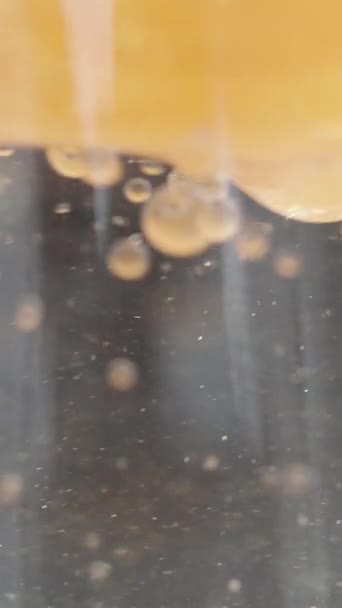 Vídeo Vertical Las Burbujas Doradas Giran Agua Transparente Asientan Fondo — Vídeo de stock