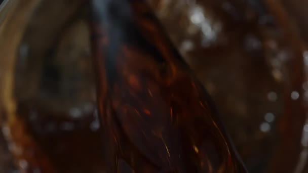 Vue Dessus Verser Cola Carbonaté Dans Verre Macro Slow Motion — Video