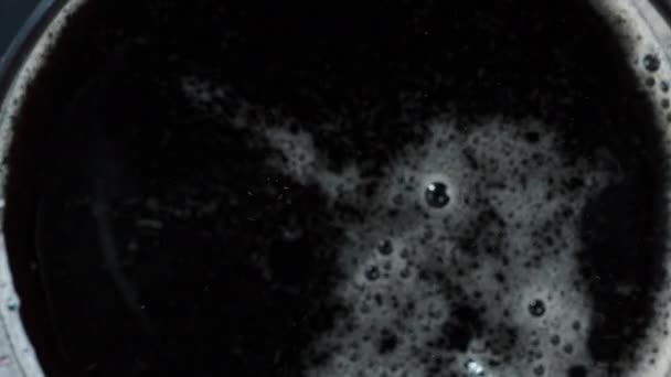 Ανθρακούχο Cola Bubbles Έκρηξη Και Σταγονίδια Που Φέρουν Επάνω Μακρο — Αρχείο Βίντεο