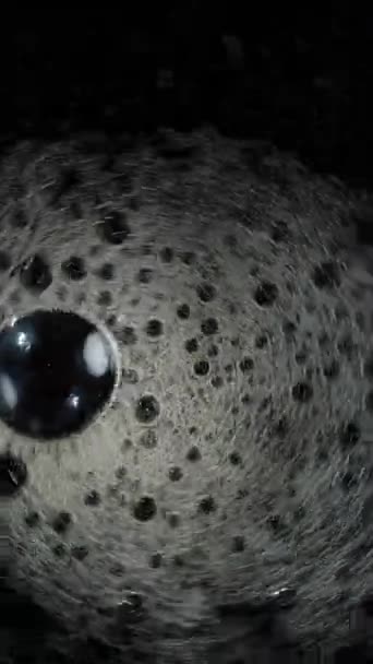 Вертикальное Видео Пузыри Газированной Колы Кружатся Стекле Вид Сверху Макро — стоковое видео