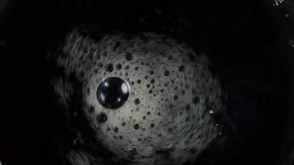 Пузыри Газированной Колы Кружатся Стекле Вид Сверху Макро — стоковое видео