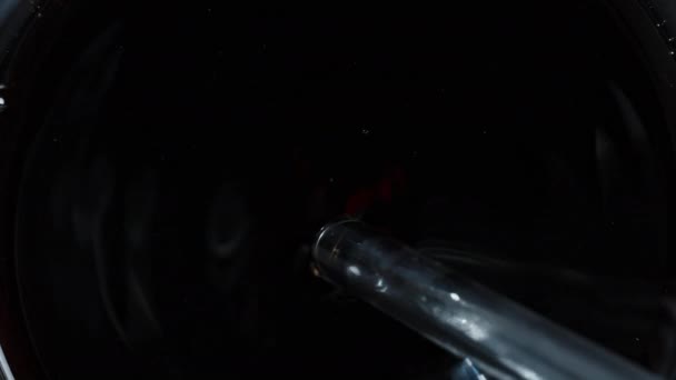 炭酸飲料のガラスでストローに吹き込む 閉じる トップビュー — ストック動画